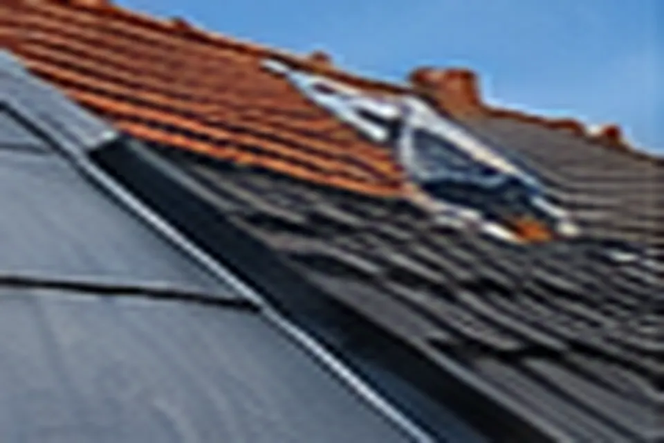 Couvreur travaillant sur une toiture